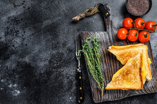 Panino al prosciutto e formaggio alla griglia su un tagliere