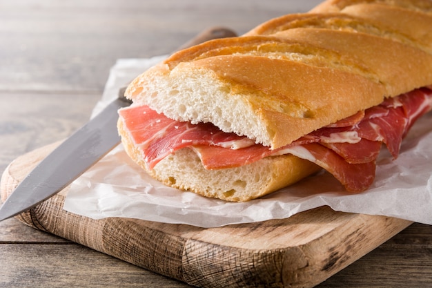 Panino al prosciutto spagnolo di serrano sulla tavola di legno