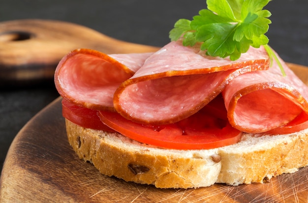 Panino al salame. Panino aperto con fette di salame su pane integrale.