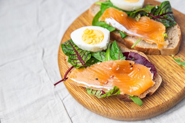 panino al salmone smorrebrod insalata verde mix cereali pane toast frutti di mare panino aperto fresco