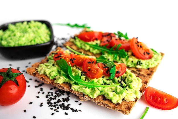 Panino all'avocado con crema di avocado e pane croccante di segale per merenda Fibra fitness e cibo dietetico