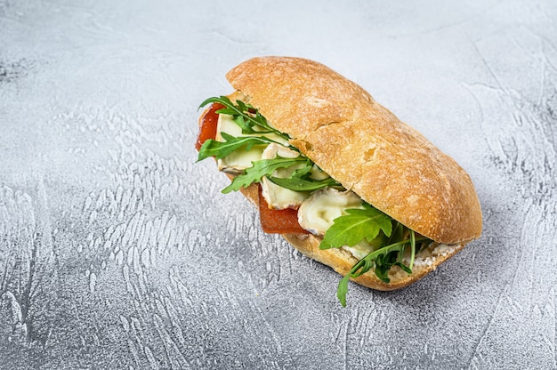 Panino alla ciabatta con formaggio di capra fresco, marmellata di pere e rucola. Vista dall'alto.