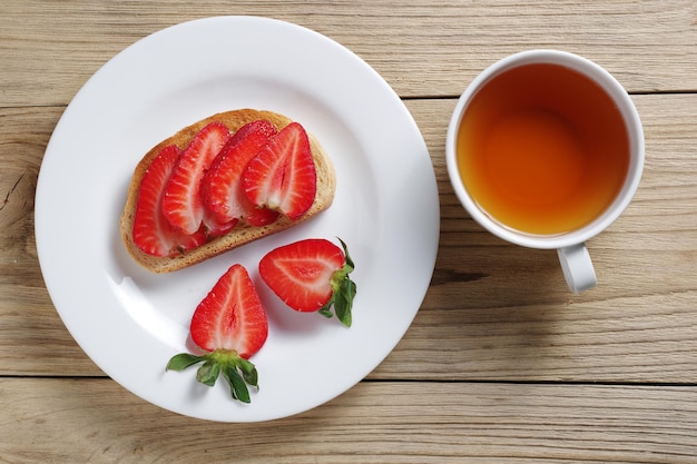 Panino alla fragola e tè