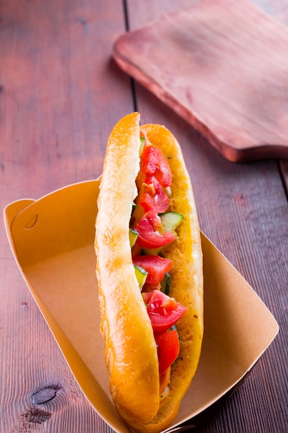 Panino alla griglia con verdure in scatola di carta.