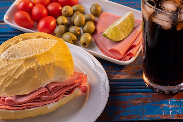 Panino alla mortadella su un piatto bianco