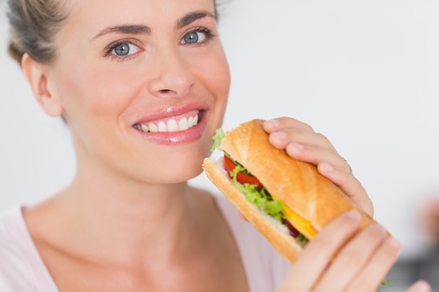 Panino allegro della tenuta della donna