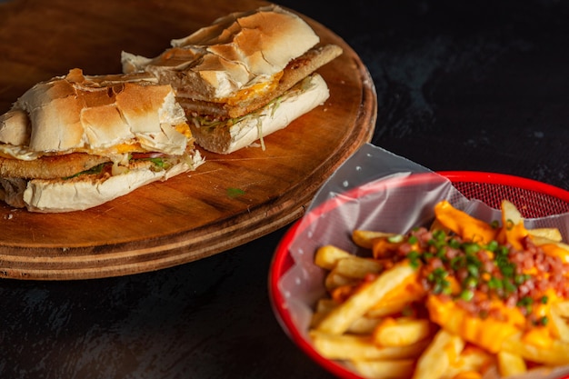 Panino argentino con patatine fritte milanesa lomito