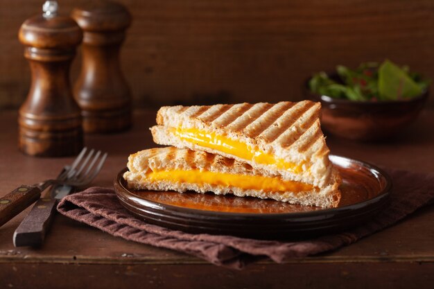 Panino arrostito del formaggio su marrone rustico