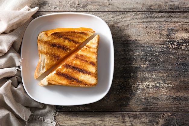 Panino arrostito del formaggio sullo spazio di legno della copia di vista del piano d'appoggio