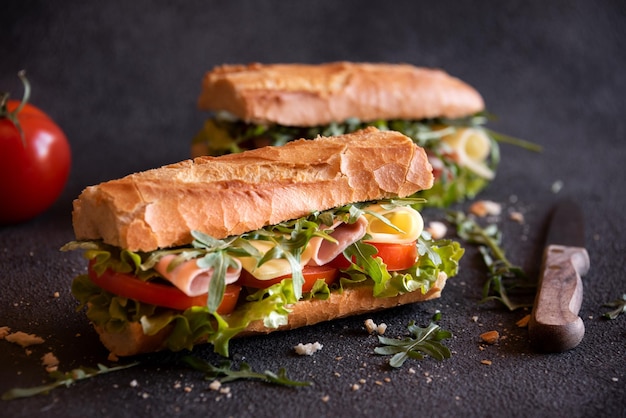 Panino baguette con formaggio prosciutto pomodori e verdure