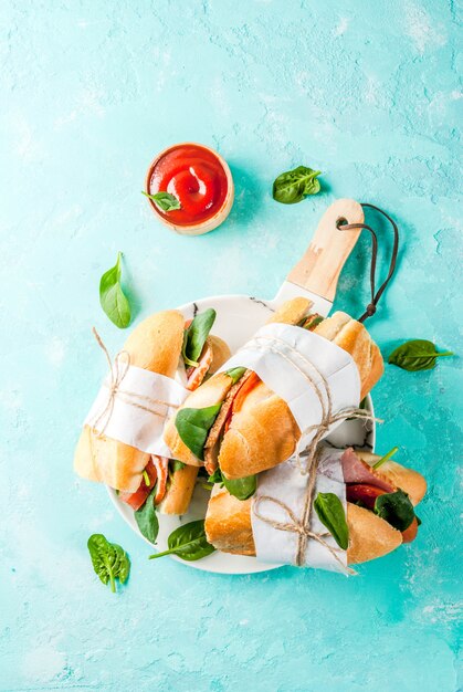 Panino baguette fresca con pancetta, formaggio, pomodori e spinaci