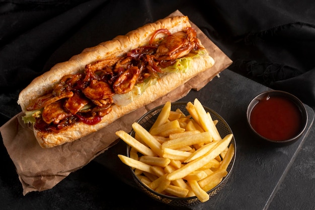 Panino barbecue con patatine fritte