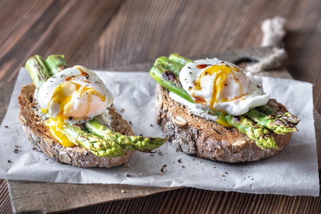 Panino con asparagi e uovo