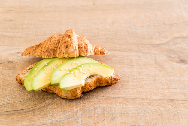 panino con avocado e croissant