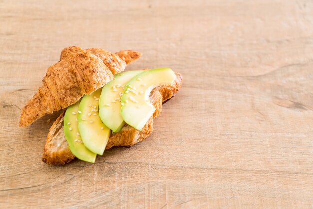 panino con avocado e croissant