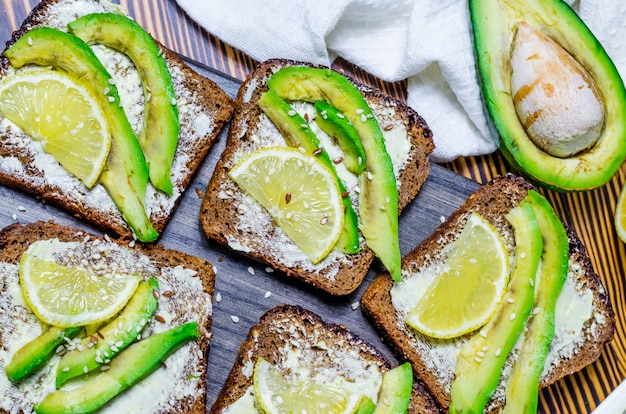 Panino con avocado e limone