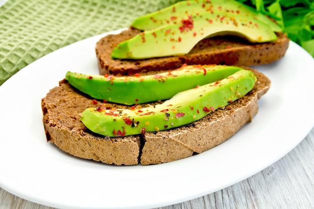 Panino con avocado e pepe su tavola leggera