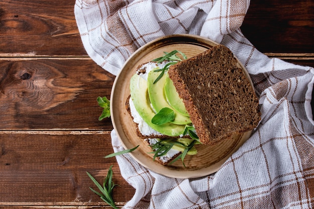 Panino con avocado e ricotta