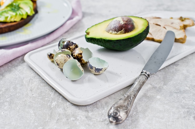 Panino con avocado e uovo su pane tostato di pane nero.