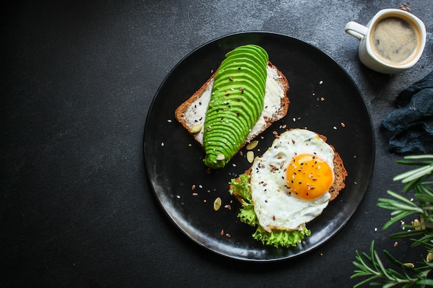 Panino con avocado (spuntino sano)