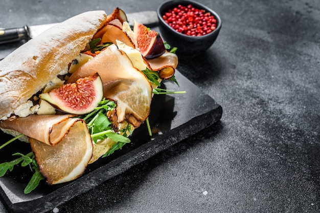 Panino con baguette, prosciutto, fichi, rucola e prosciutto