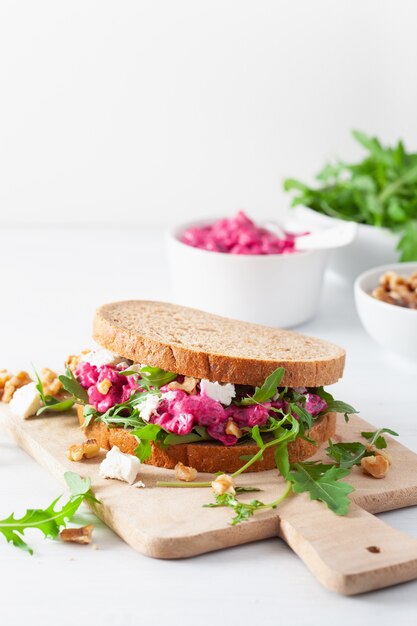 Panino con barbabietola e feta con noci e rucola