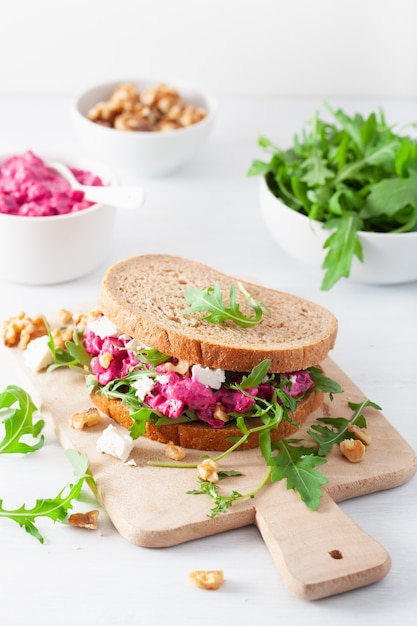 Panino con barbabietola e feta con noci e rucola