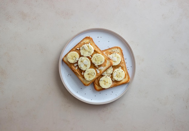 Panino con burro di arachidi, banana e semi di chia. Colazione. Cibo vegetariano.