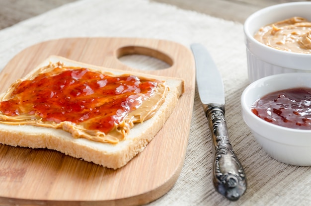 Panino con burro di arachidi e gelatina di fragole