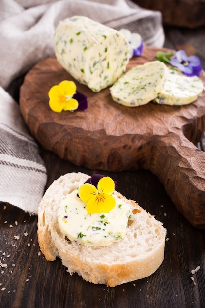 Panino con burro di erbe e fiori commestibili