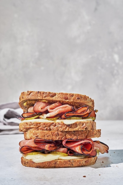 Panino con carne di maiale alla griglia e pancetta