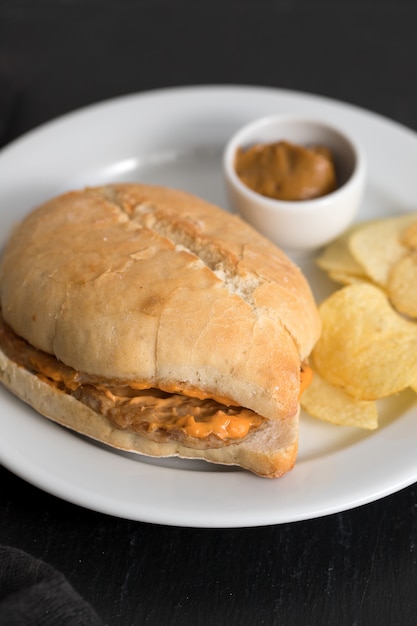 Panino con carne e la patata sul piatto