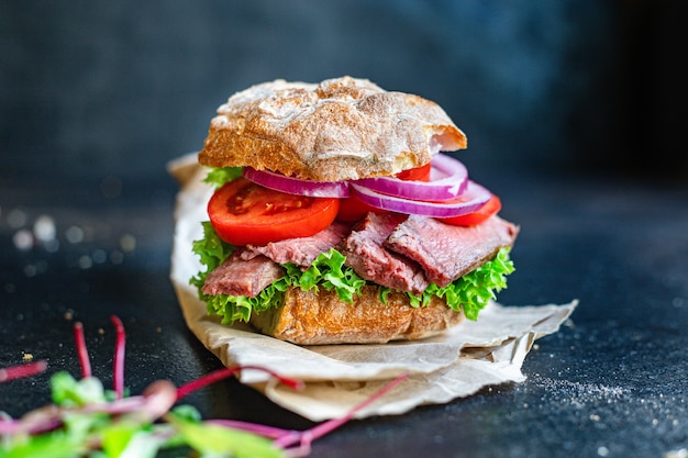 Panino con carne e verdure sul tavolo