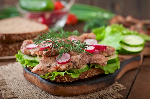 Panino con carne, verdure e fette di pane di segale