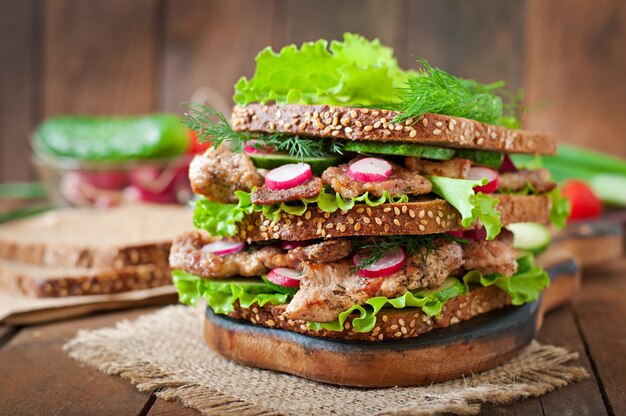 Panino con carne, verdure e fette di pane di segale