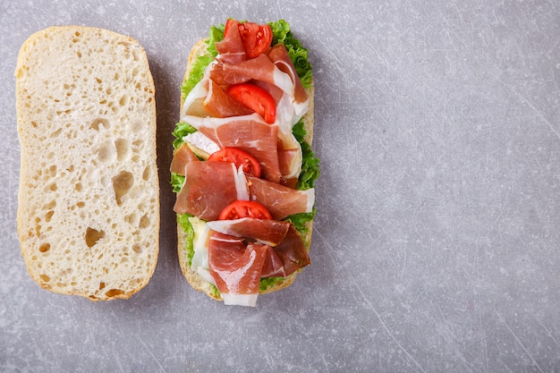 Panino con ciabatta, prosciutto, formaggio brie e lattuga