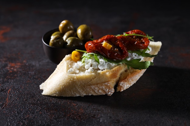 Panino con concetto di spuntino gustoso pomodoro secco