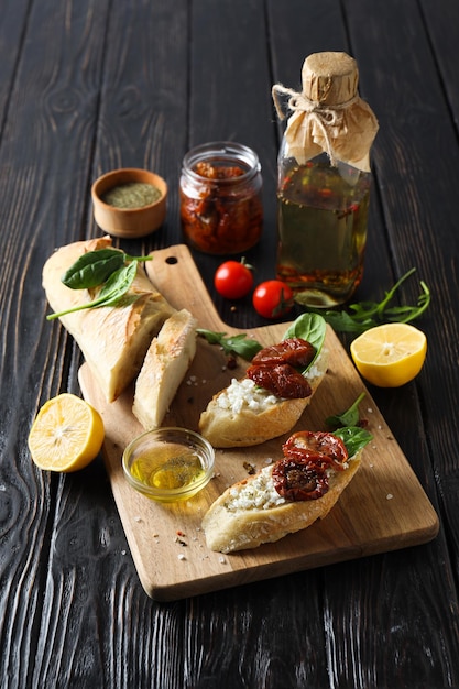 Panino con concetto di spuntino gustoso pomodoro secco