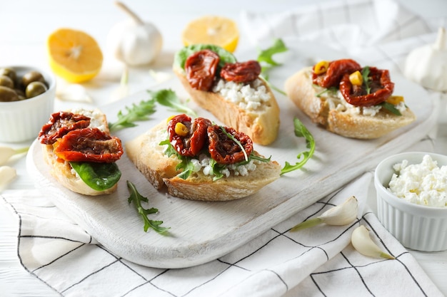 Panino con concetto di spuntino gustoso pomodoro secco