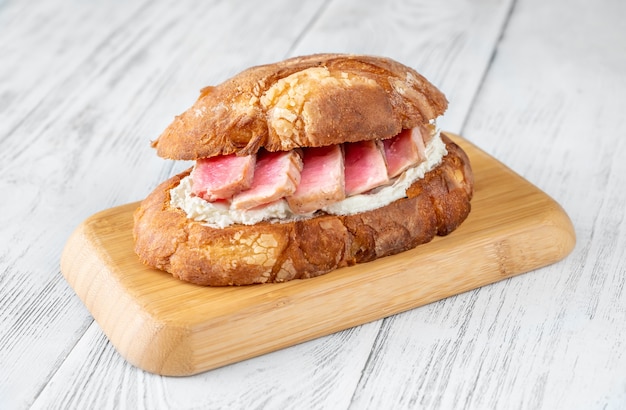 Panino con crema di formaggio e trancio di tonno alla griglia