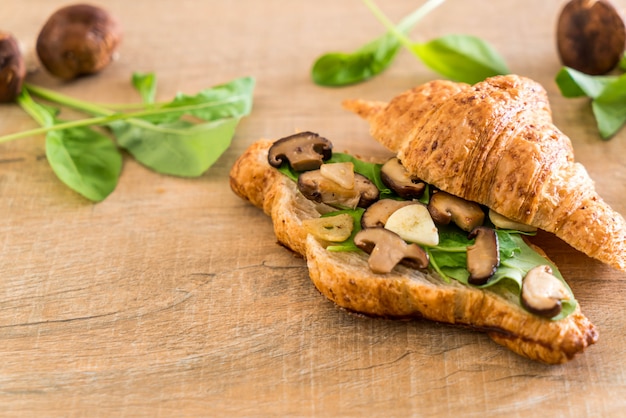 panino con croissant ai funghi