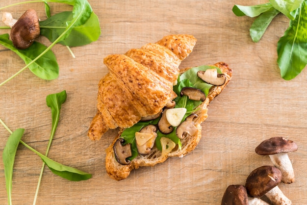 panino con croissant ai funghi