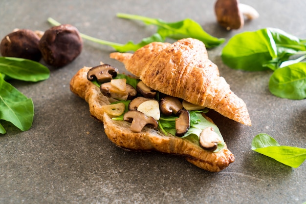 panino con croissant ai funghi