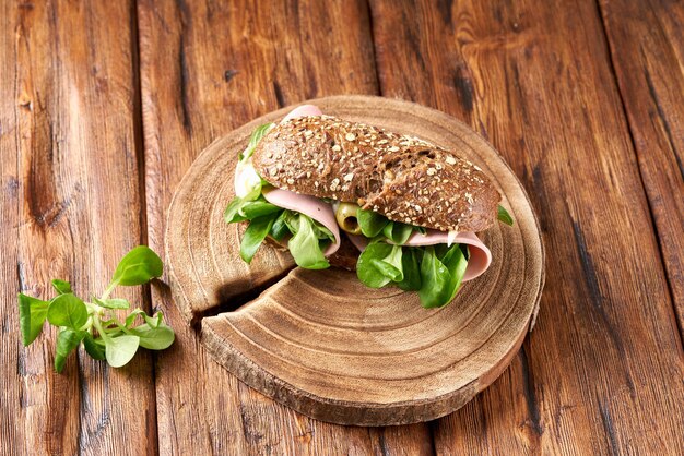 Panino con e salsiccia su un tavolo di legno