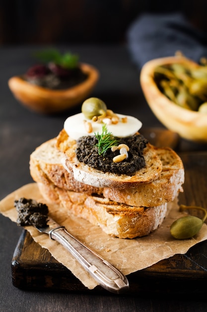 Panino con fetta di mozzarella e tapenade