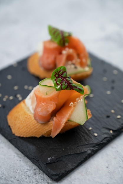 Panino con fette di salmone di pane e formaggio a pasta molle