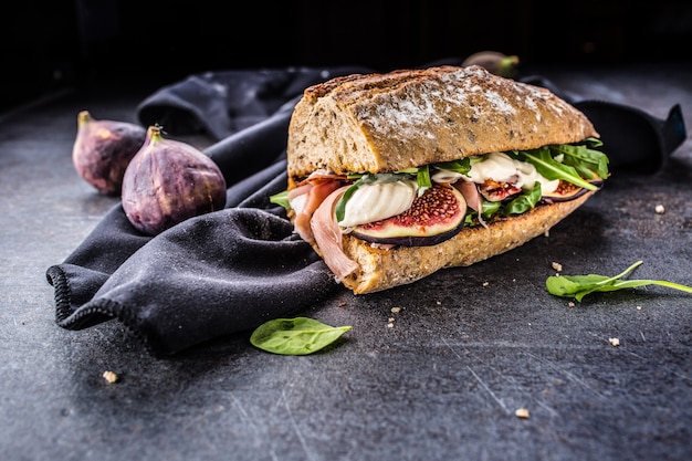 Panino con fichi prosciutto spinaci rucola e salsa di formaggio.