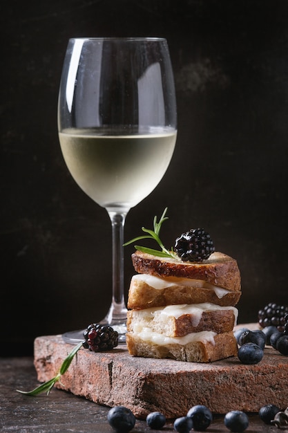 Panino con formaggio di capra e frutti di bosco