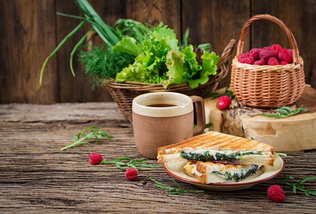 Panino con formaggio e foglie di senape. Caffè del mattino. Colazione del villaggio