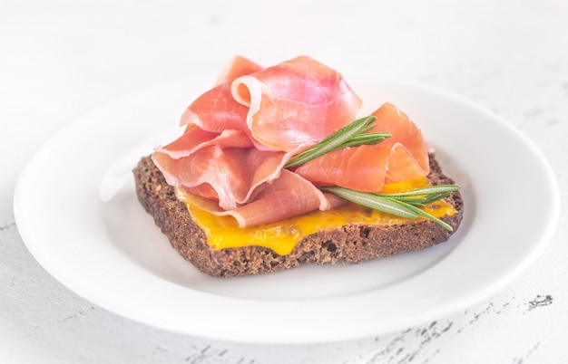 Panino con formaggio e prosciutto